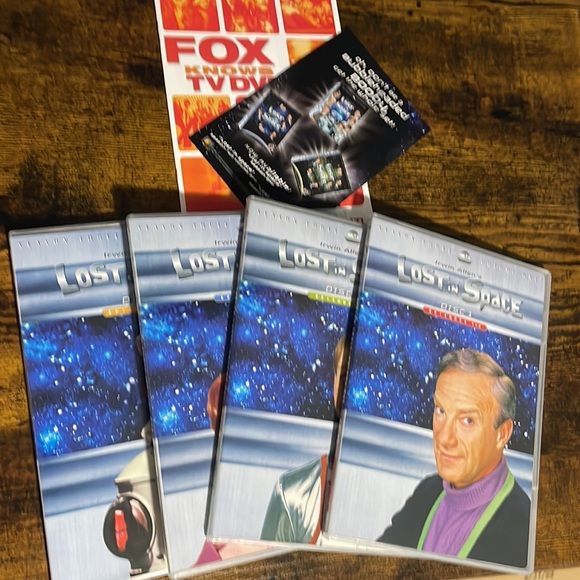 LOST IN SPACE SEASON 3 Volumes 1 & 2 - Picture 3 of 6